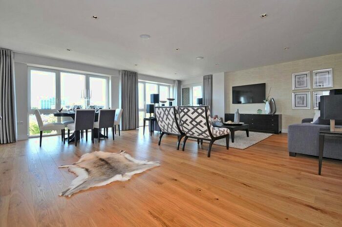 3 Bedroom Flat To Rent In Belvedere House, Kew Bridge Road, TW8