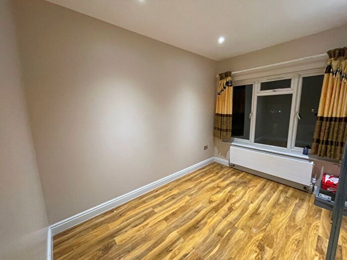 2 Bedroom Flat To Rent In Brunswick Avenue, London, N11