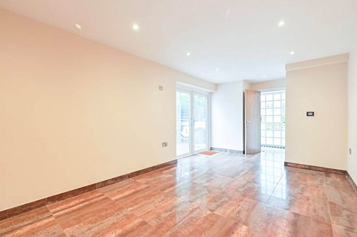 2 Bedroom End Of Terrace House To Rent In St Frideswides Mews, Poplar, London, E14