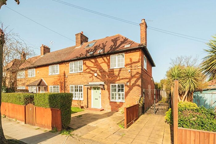 4 Bedroom End Terrace House For Sale In Yew Tree Road, Shepherds Bush, W12