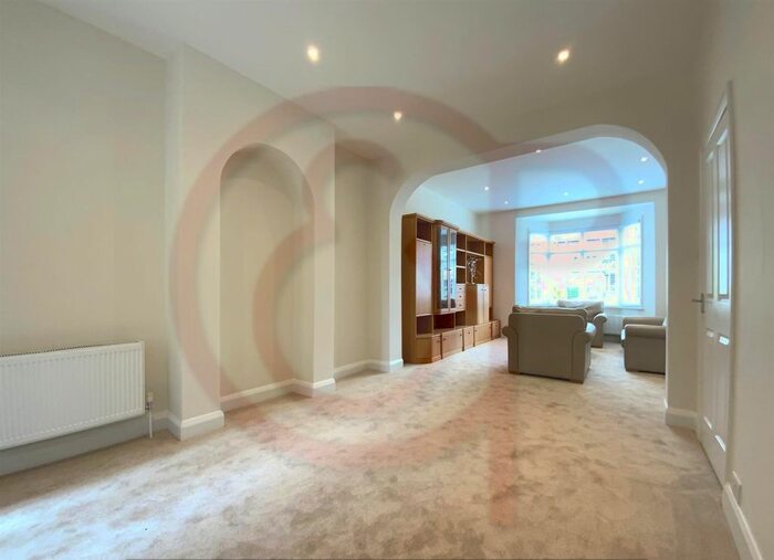 3 Bedroom Property To Rent In Sedgeford Road, White City, W12
