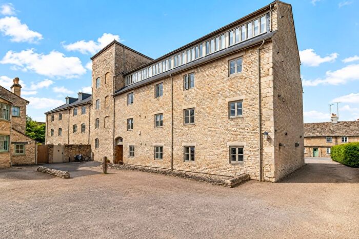 2 Bedroom Flat To Rent In Lewis Lane, Cirencester, Gloucestershire, GL7
