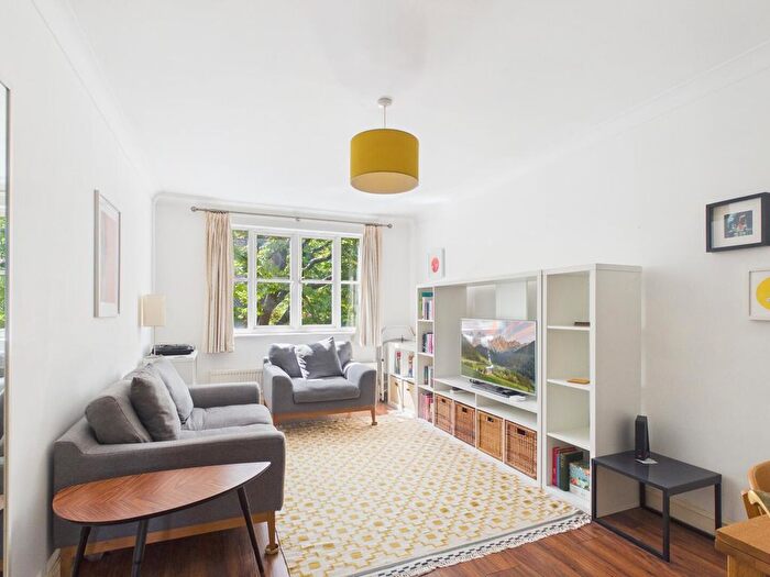 2 Bedroom Flat To Rent In Bristowe Close, London, SW2