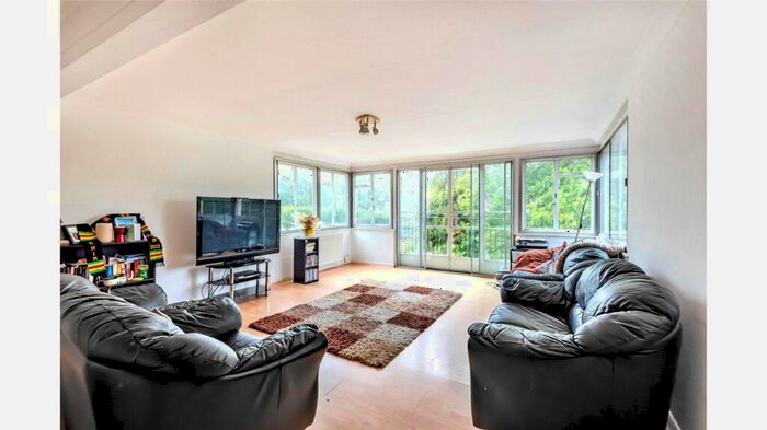 5 Bedroom Detached House For Sale In Park Avenue, Camberley, Surrey, GU15