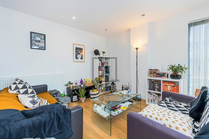 2 Bedroom Flat To Rent In Christian Street, London, E1