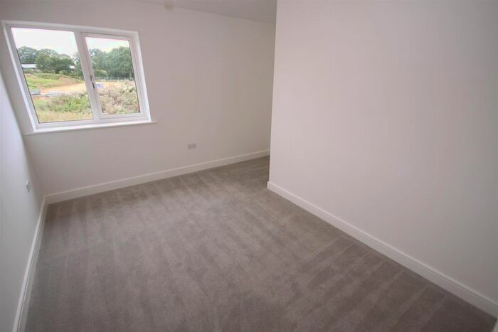 2 Bedroom Detached House To Rent In Nuhatch Road, Fareham, PO15