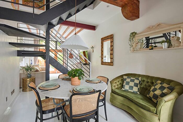 2 Bedroom Maisonette For Sale In Hopkinsons Place, Primrose Hill, London, NW1