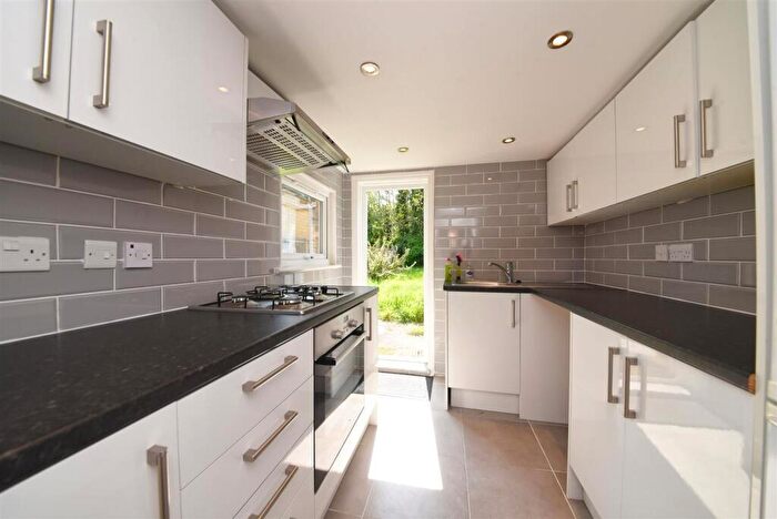 2 Bedroom Property To Rent In Long Lane, London, N3