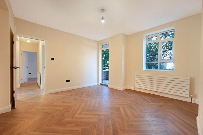 3 Bedroom Flat For Sale In Huntsman Street, London, SE17