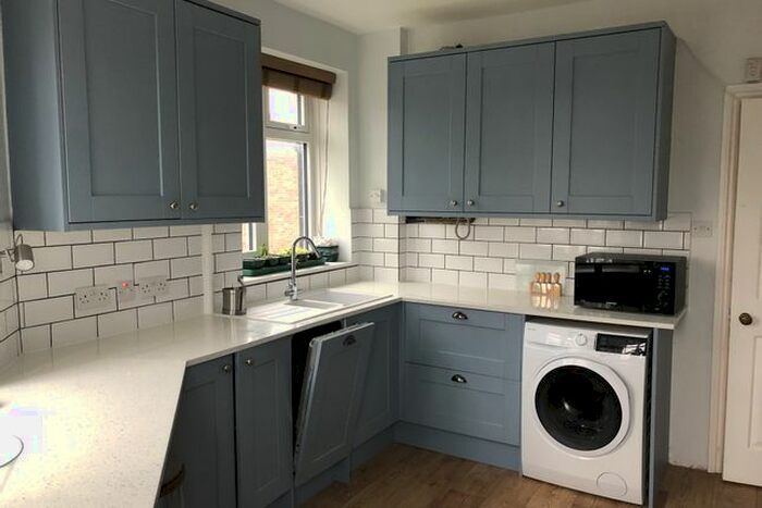 2 Bedroom Flat To Rent In Kings Avenue, London, SW4