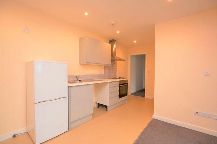 2 Bedroom Flat To Rent In Churchfield Road, Chalfont St Peter, SL9