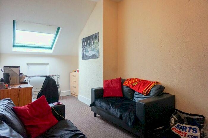 1 Bedroom Flat To Rent In Midland Road, Leeds, West Yorkshire, LS6