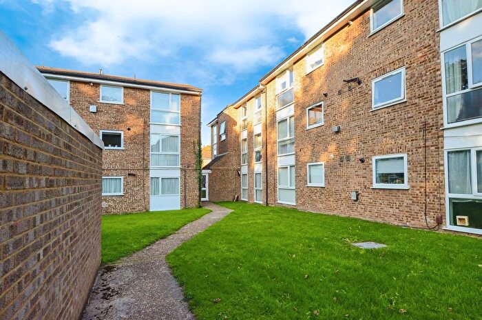 2 Bedroom Flat For Sale In Thamesdale, London Colney, St. Albans, AL2