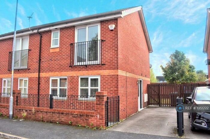 3 Bedroom Semi-Detached House To Rent In Falls Green Avenue, Manchester, M40