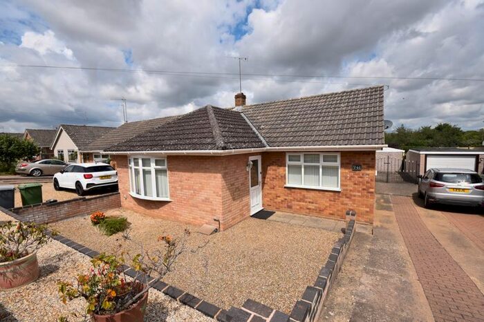 4 Bedroom Semi-Detached Bungalow To Rent In Godfrey Road, Spixworth, Norwich, NR10