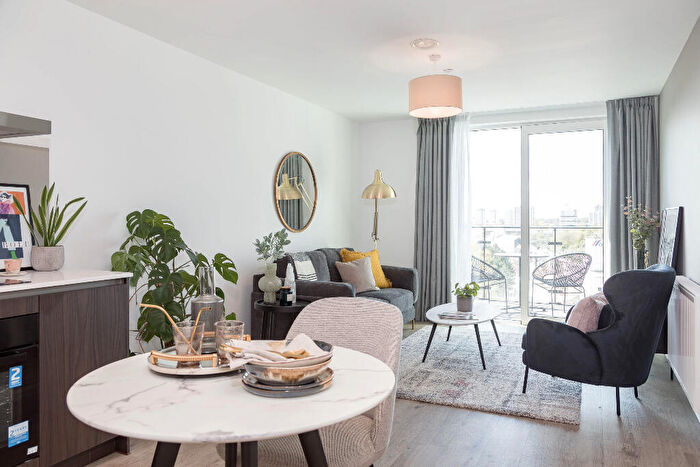 2 Bedroom Apartment To Rent In Farrier, M5