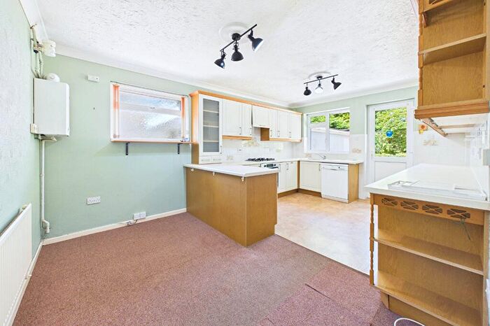 4 Bedroom Bungalow For Sale In Witchampton Road, Broadstone, Dorset, BH18 - Photo 2