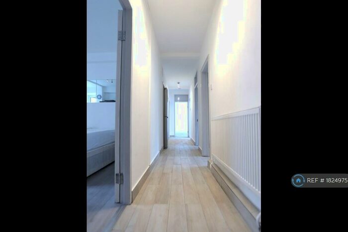 4 Bedroom Flat To Rent In Kilburn Gate, London, NW6