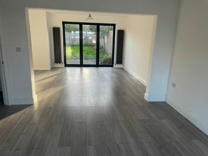 5 Bedroom Semi-Detached House To Rent In Lorne Avenue, Croydon CR0