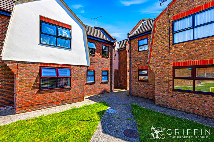 1 Bedroom Flat For Sale In Sanders Road, Canvey Island, SS8