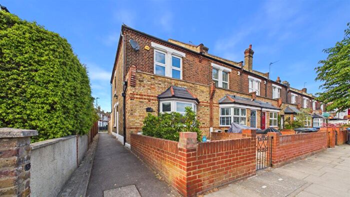 3 Bedroom End Of Terrace House For Sale In Main Avenue, Enfield, EN1