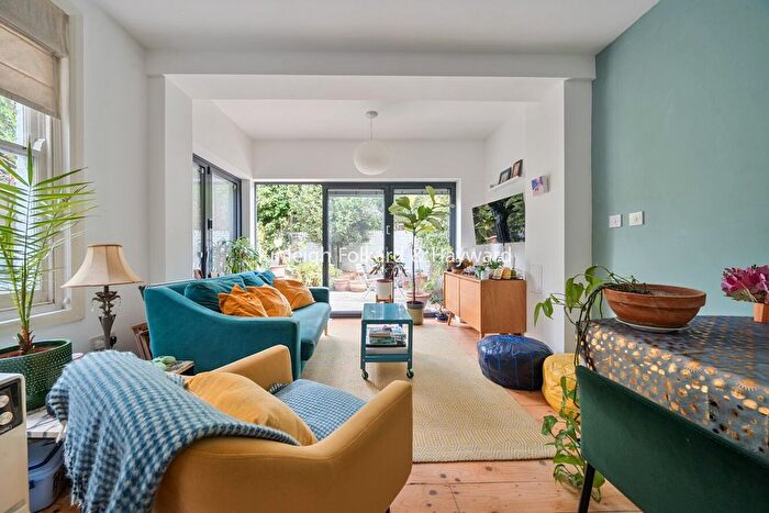 2 Bedroom Flat To Rent In Ambergate Street, Kennington, London, SE17