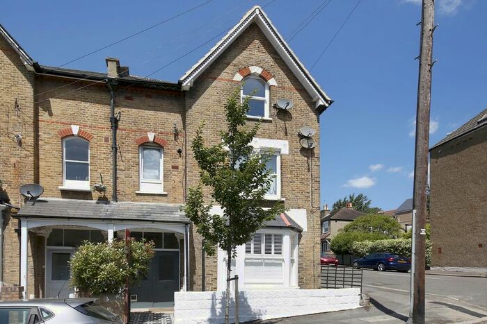 2 Bedroom Flat To Rent In Rockmount Road, Upper Norwood, London, SE19