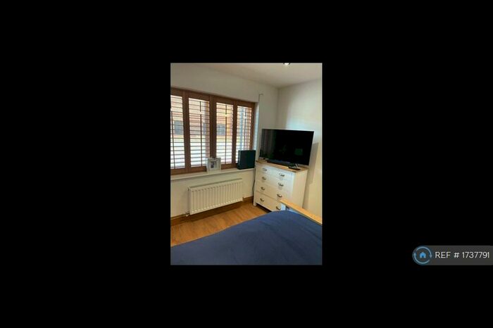 2 Bedroom Flat To Rent In Whyteleafe Hill, Whyteleafe, CR3