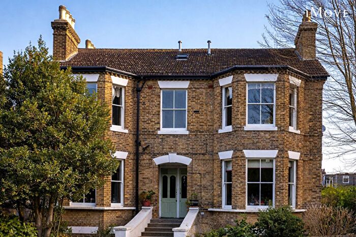 3 Bedroom Flat For Sale In Cintra Park, London, SE19