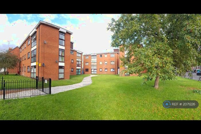 2 Bedroom Flat To Rent In Allison Court, Reading, RG1