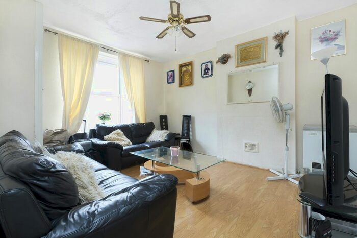 3 Bedroom Flat To Rent In Deloraine House, Tanners Hill, Deptford, London, SE8
