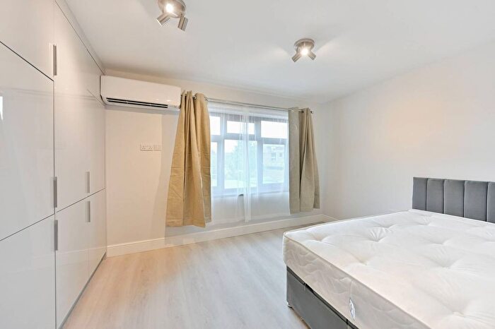 Studio To Rent In Hounslow Avenue, Hounslow, TW3