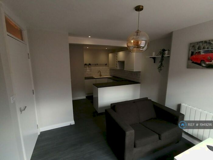2 Bedroom Flat To Rent In Regent Court, Nottingham, NG1