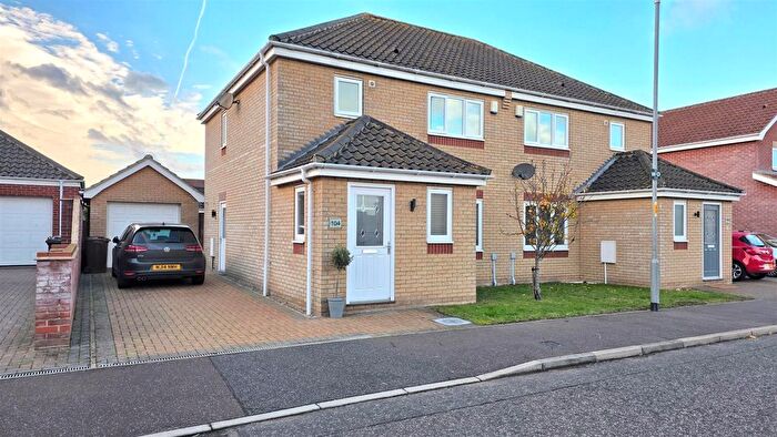 3 Bedroom Semi Detached House For Sale In Kings Drive, Bradwell, NR31