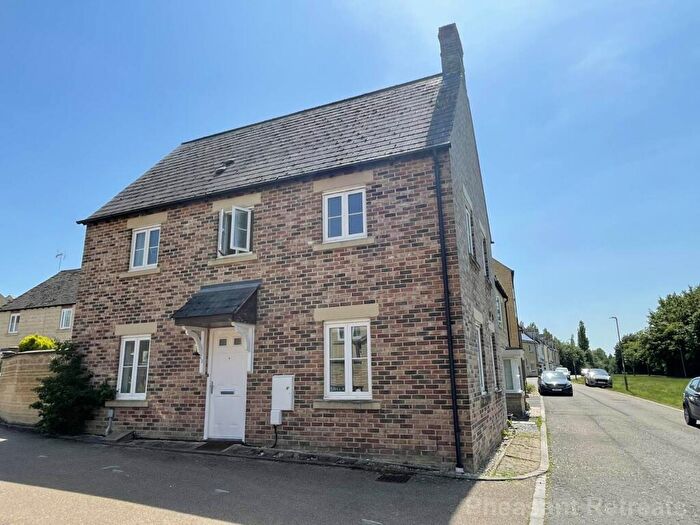 3 Bedroom Semi-Detached House To Rent In Blackthorn Mews, Carterton, OX18