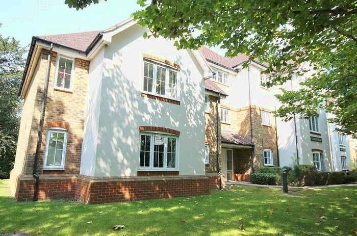 2 Bedroom Flat To Rent In Fircroft Road, Englefield Green, Egham, Surrey, TW20