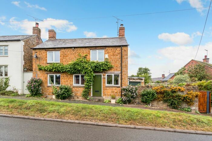 3 Bedroom Detached House For Sale In St. Thomas Street, Deddington, OX15