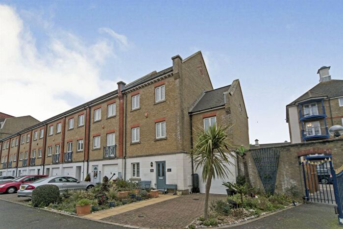 4 Bedroom Property For Sale In The Piazza, Eastbourne, BN23