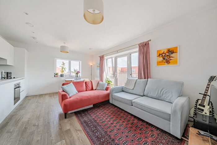 2 Bedroom Flat For Sale In Springfield Drive, Tooting, London, SW17