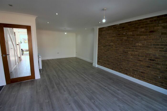 6 Bedroom Detached House To Rent In Hurstleigh Gardens, Ilford, IG5