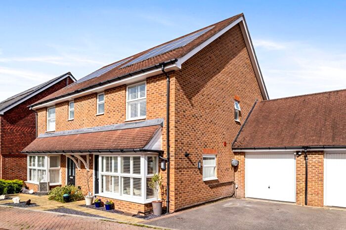 3 Bedroom Semi-Detached House For Sale In Blackthorn Avenue, Billingshurst, RH14