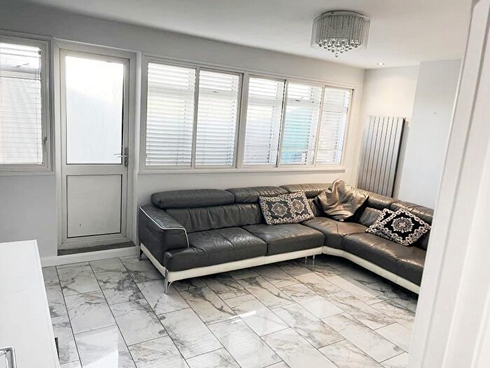 4 Bedroom Maisonette To Rent In Solander Garden, Shadwell/Wapping, E1