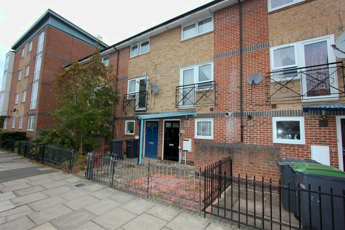 4 Bedroom Flat To Rent In Park Road, Bounds Green N11