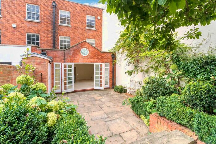 4 Bedroom Mews To Rent In Cadogan Lane, London, SW1X