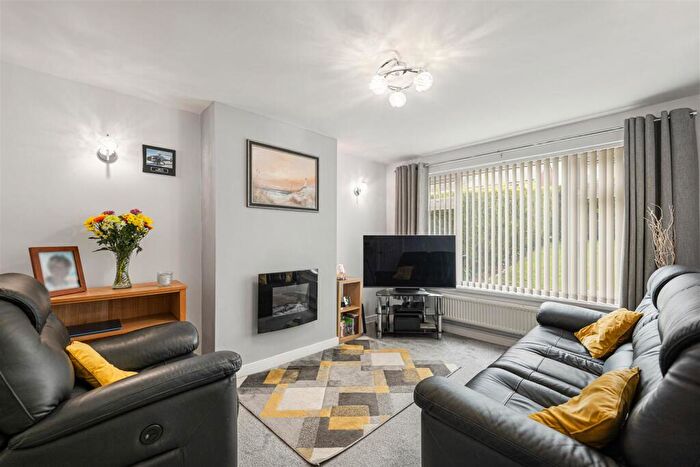 3 Bedroom Semi-Detached House For Sale In Woodview Close, Wingerworth, Chesterfield, S42