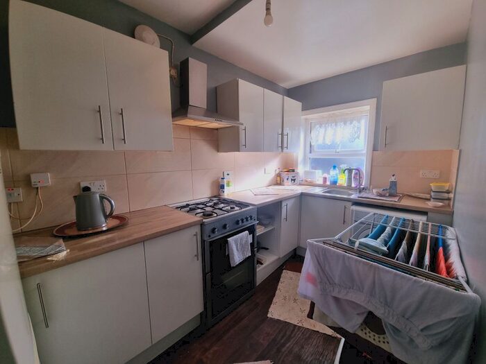 2 Bedroom Flat To Rent In Woodale Avenue, Bradford, BD9