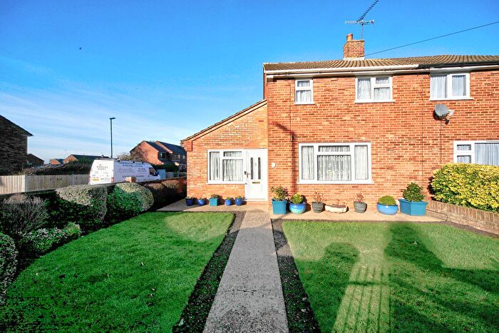 3 Bedroom Semi Detached House For Sale In Lyneham Road, Luton, LU2