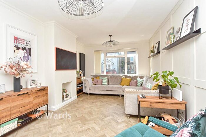 3 Bedroom Semi-Detached House For Sale In Whitstable Road, Faversham, Kent, ME13