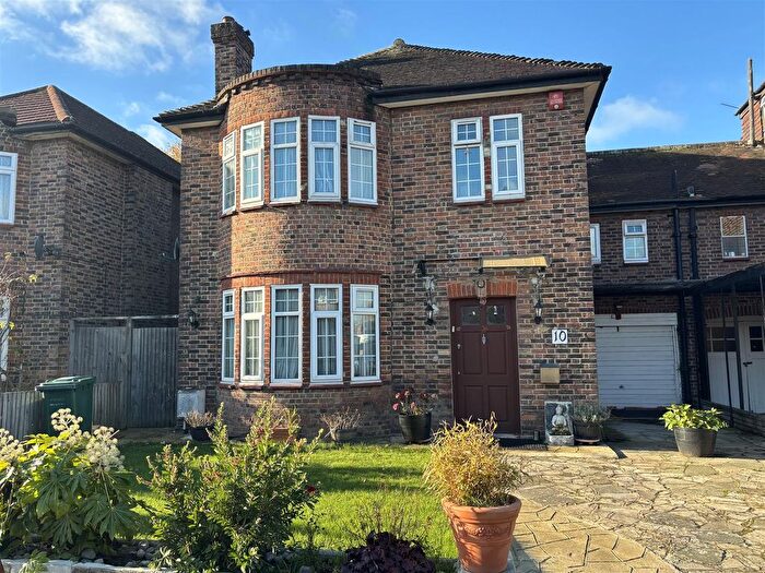 4 Bedroom Detached House For Sale In Ashcombe Gardens, Edgware, HA8