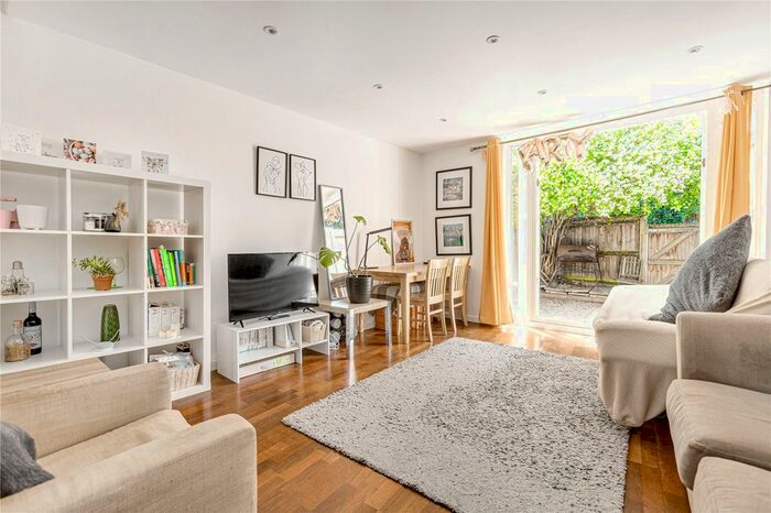 3 Bedroom Maisonette To Rent In Sunbury Lane, Battersea Park, SW11